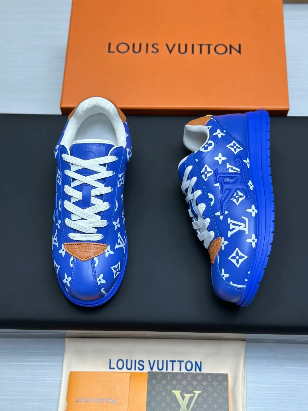 👟👟Ex-factory price 680👟👟 Full set of packaging with airplane box💰Top version LV-Louis Vuitton-classic catwalk new style 1:1 development replica of the original version! ! The upper foot is very comfortable. It is made of luxurious materials and fine workmanship. The midsole is printed with English letters "Made in Europe". The upper is made of calfskin imported from Italy. The side is decorated with the brand's LOGO and signature. The latest latex foot pads and mesh lining make the foot feel super comfortable. The original two-color TPU combination outsole is specially provided by the original factory. Bag technology Goodyear stitched edges Fabric: Exclusive customized first-layer cowhide Accessories: Exclusive private model Vuitton logo, lining: Customized silk mesh lining - first-layer silk cowhide lining Outsole: TPU combination outsole wear-resistant, non-slip and anti-yellowing Foot pads: new latex pads-mesh sweat-absorbent Counter technology: fully computerized sewing machine wire drawing Toe box back cover Hot and cold shaping Full set of pull-top lasts with medium and low logo patterns Special counter packaging - shoelaces, certificate, card, instructions, certificate of quality, dust bag, the most complete packaging on the entire network, women's 35-40 men's 38-46 (38/46 customized, non-refundable! GD9916